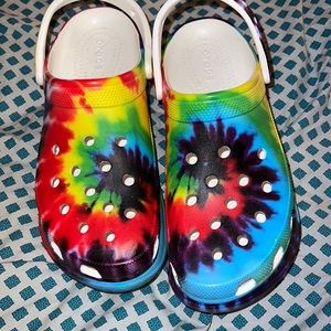 Crocs tied dye platforms